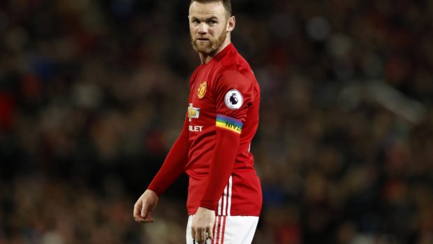 Útočník Manchesteru United Wayne Rooney s barevnou kapitánskou páskou