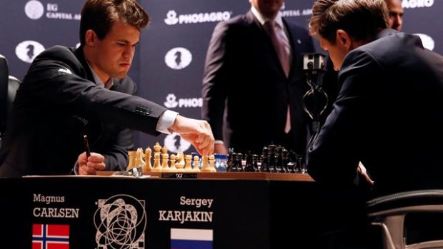 Magnus Carlsen (vlevo) a jeho vyzyvatel Sergej Karjakin