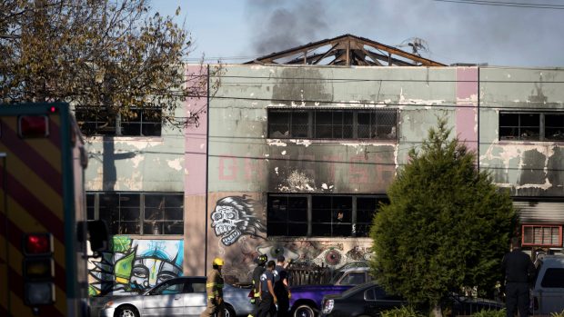 Při požáru na improvizované taneční party v kalifornském Oaklandu zahynulo nejméně 9 lidí