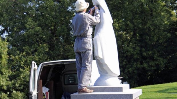Soud nařídil francouzskému Publier odstranit sochu Panny Marie
