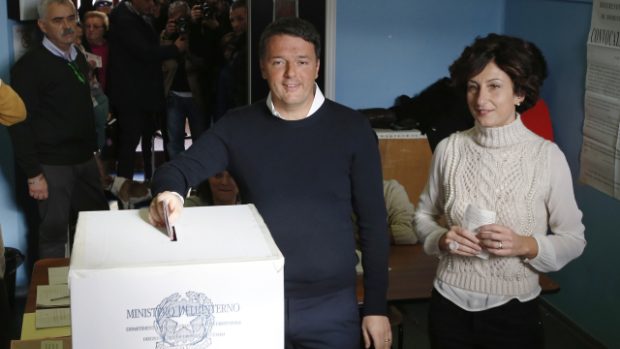Italský premiér Matteo Renzi a jeho žena Agnese ve volební místnosti v Pontassieve