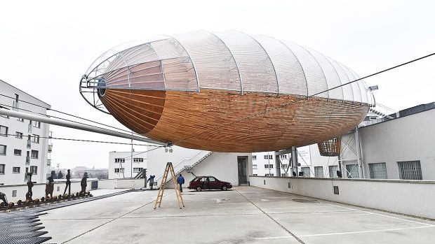 Vzducholoď Gulliver na střeše uměleckého centra DOX