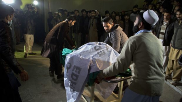 Záchranné práce po pádu letadla v Pákistánu