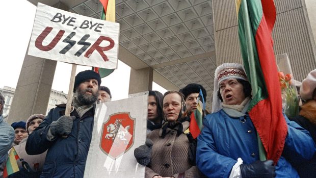 Sbohem, SSSR. Litevci demonstrují za nezávislost své země 11. března 1990; ve stejný den vyhlásila Litva nezávislost.