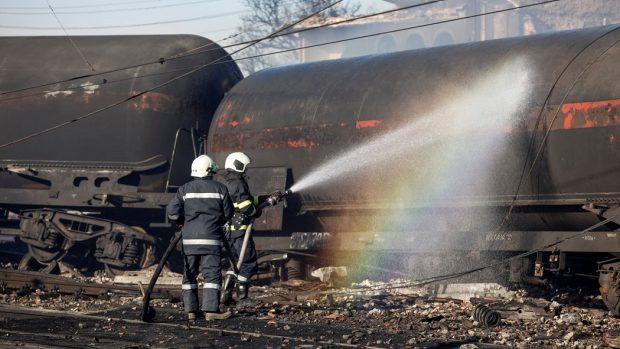 Hasiči u bulharského vlaku, který zničila exploze.