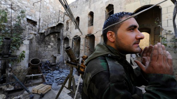 Příslušník proasadovských milicí v Aleppu.