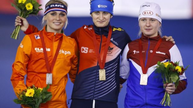 Martina Sáblíková (uprostřed) navzdory potížím s kolenem vyhrála v Heerenveenu závod na 5000 metrů