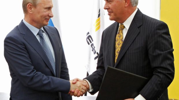 Tillerson (vpravo) dostal od Putina Řád přátelství a prohlásil, že je si s Putinem blízký