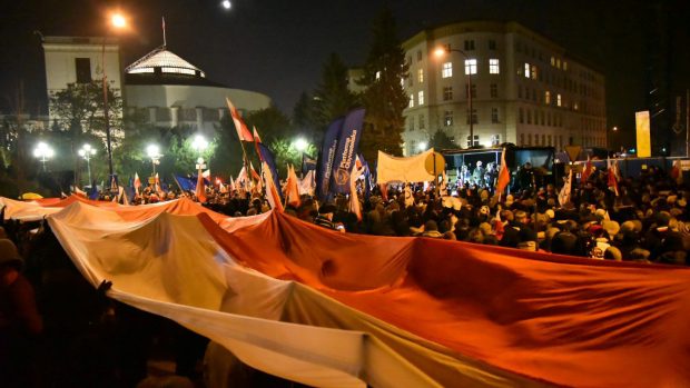 Davy protestujících zablokovaly polský parlament.