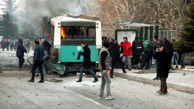 Při výbuchu autobusu zemřelo třináct lidí a pětadvacet jich je zraněno. (ilustrační foto)