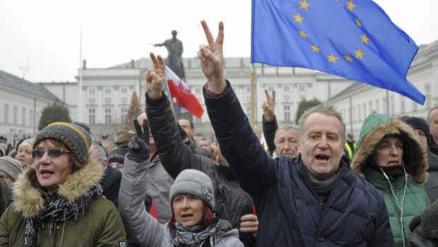 Demonstranti protestují ve Varšavě