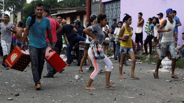 Venezuelané kvůli nedostatku hotovosti rabují sklady.