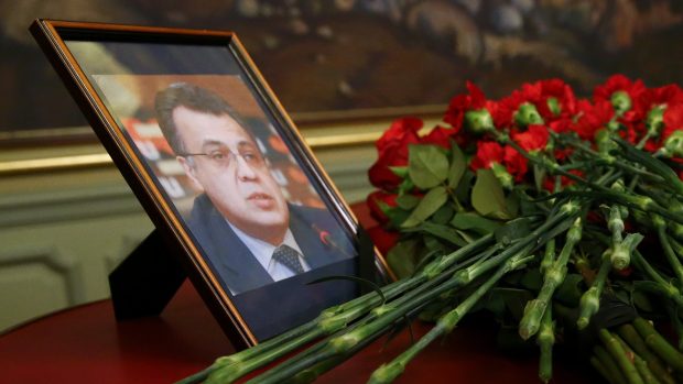 Květiny u snímku zavražděného velvyslance Andreje Karlova