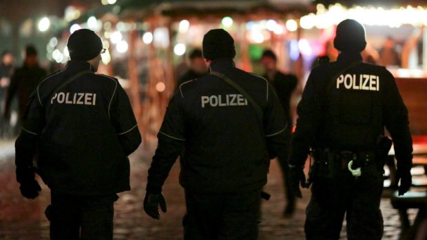 Německá policie po útoku hlídkovala u dalších vánočních trhů