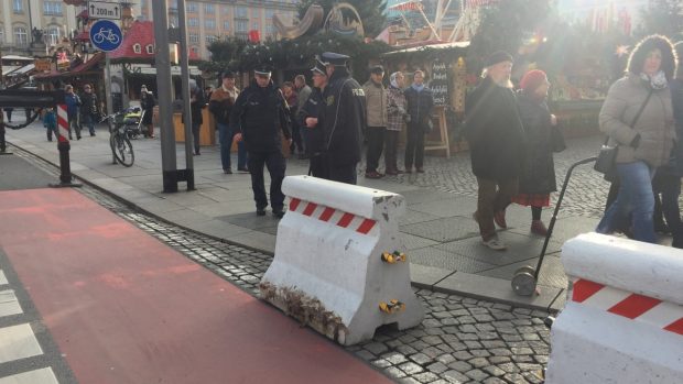 Vánoce v Drážďanech. Přibyly betonové zátarasy a policisté se samopaly, lidé na trhy chodí dál