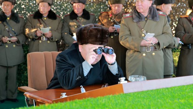 Kim Čong-un se účastní soutěže na výběr nových raketometů