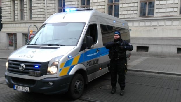 Brno posiluje bezpečnostní opatření. Silnici na náměstí zablokovala policejní dodávka a hasičská cisterna