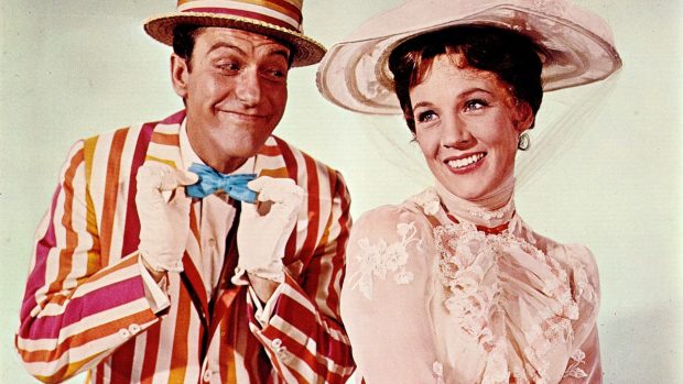 Dick Van Dyke jako Bert a Julie Andrews jako Mary Poppins ve filmu z roku 1964