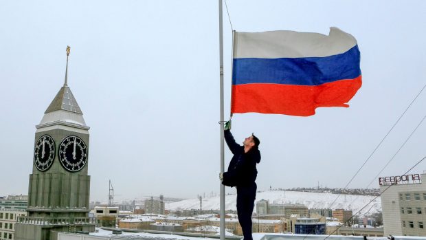 Městská administrativní budova v Krasnojarsku stahuje vlajku na půl žerdi