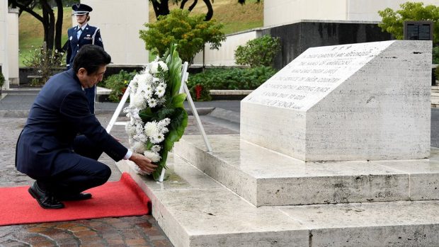 Japonský premiér u národního památníku v Honolulu