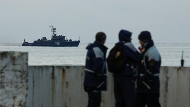 Námořnictvo stále pátrá po tělech obětí katastrofy.