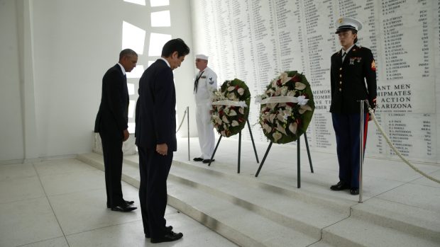 Americký prezident Barack Obama a japonský premiér Šinzó Abe navštívili památník obětí zkázy americké vojenské lodi USS Arizona v přístavu Pearl Harbor