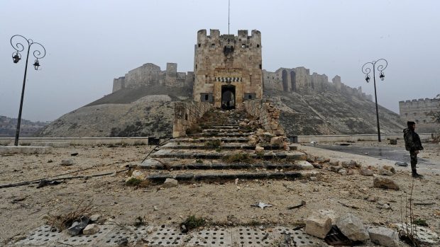 Citadela, jedna z nejvzácnějších památek historického Aleppa, poškozená bojem