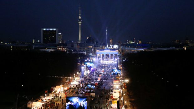 Oslavy Nového roku - Berlín. Lidé se shromažďují před Braniborskou bránou.