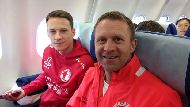 Jan Sýkora sedí v letadle vedle Stanislava Vlčka