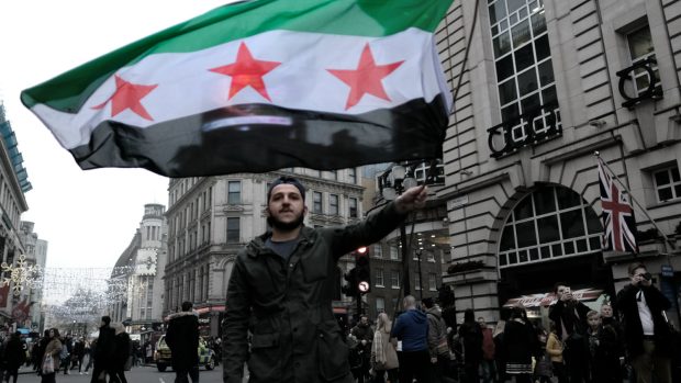 Příznivec syrské opozice demonstruje v Londýně na podporu obyvatel Aleppa