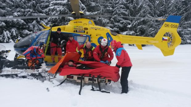 Záchrana lyžaře, na kterého u Moldavy spadl přístřešek