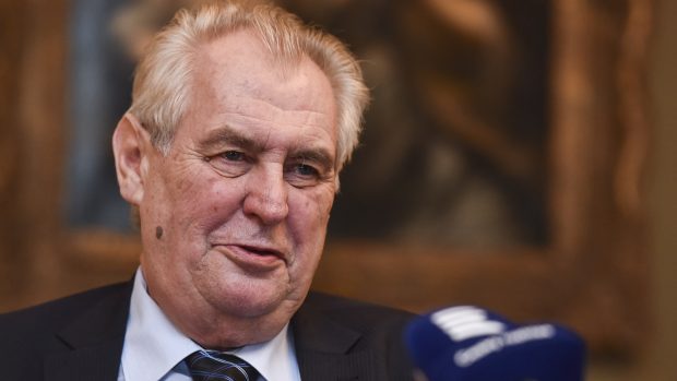 Zeman pogratuloval Macronovi ke zvolení, pozval ho do Česka