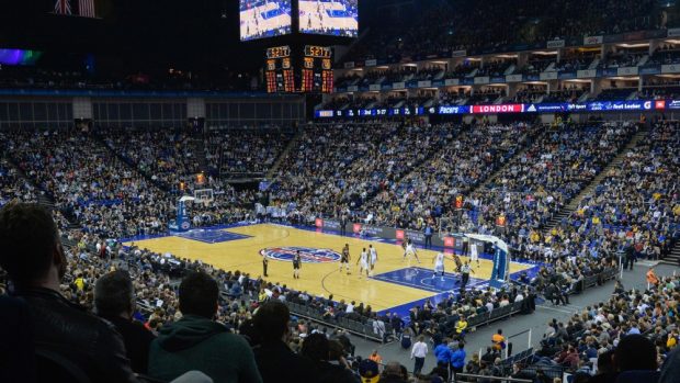 Zápas v NBA sledovala zaplněná O2 arena