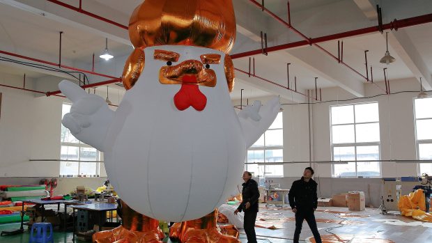 Cestu Trumpa do Bílého domu sledují i v Číně - nafukovací dekorace k oslavám nového roku Kohouta se podle místních médií nápadně podobá novému prezidentu USA (ilustrační snímek).