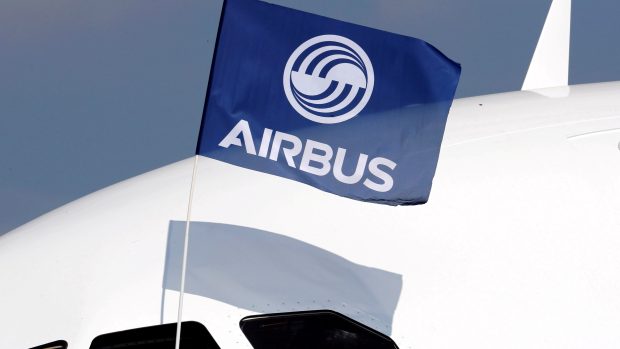 Vlajka společnosti Airbus na jednom z jejích letadel.