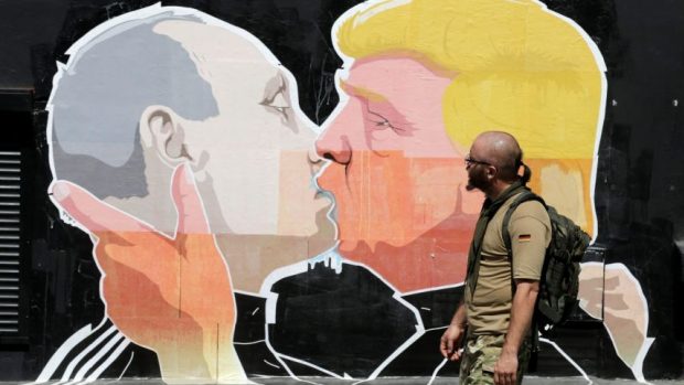 Vztah Putina a Trumpa loni upoutal i streetartového umělce ve Vilniusu: jednu z tamních zdí vyzdobil variací na slavný polibek Brežněva a Honeckera.