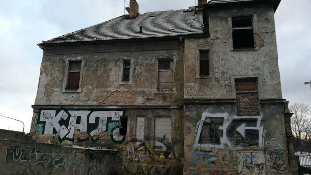 Zdevastované chátrající vily v ulici Milady Horákové