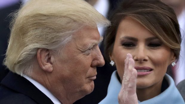 Nový první pár USA: Melania Trumpová pozoruje, jak její manžel Donald skládá přísahu jako 45. prezident Spojených států.
