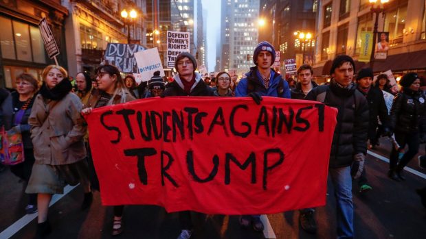 Trumpovou inauguraci doprovázely protesty