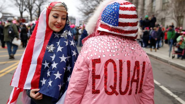 Ženy na protestu proti Donaldu Trumpovi ve Washingtonu. Nápis na bundě znamená &quot;rovnocenná&quot;.