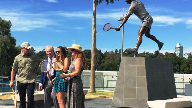 Rod Laver má v Melbourne Parku novou bronzovou sochu