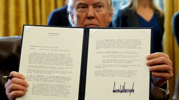 Prezident Trump s podepsaným příkazem k obnově ropovodu Keystone XL.