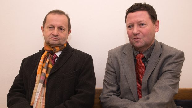Bývalý šéf kriminalistického ústavu Pavel Kolář (vlevo) u soudu