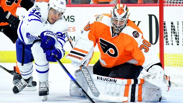 Gólman Philadelphie Michal Neuvirth v duelu proti Torontu