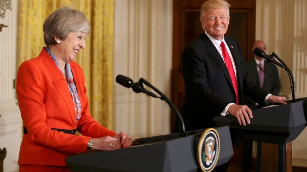 Theresa Mayová a Donald Trump při společném setkání v Bílém domě