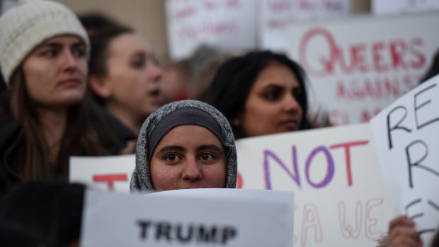 Protesty proti imigračnímu dekretu prezidenta Trumpa.
