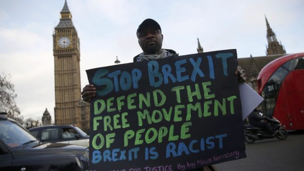 Protestující, který nesouhlasí s odchodem Británie z EU před britským parlamentem