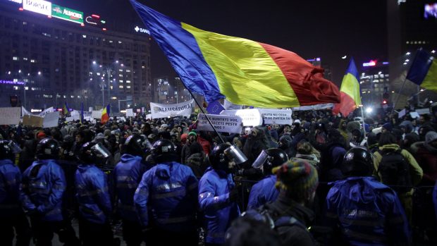 Už několikátý den v Bukurešti i dalších rumunských městech protestují desítky tisíc lidí