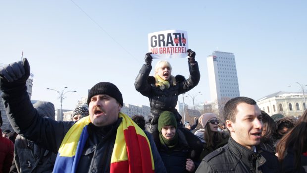 &quot;Mříže, ne milost!&quot; Rumuni se bouří proti vládě v největších protestech od pádu Ceaușescova režimu.