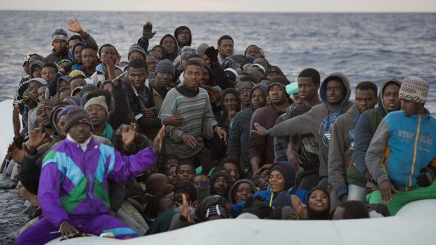 Afričtí uprchlíci na přeplněné lodi